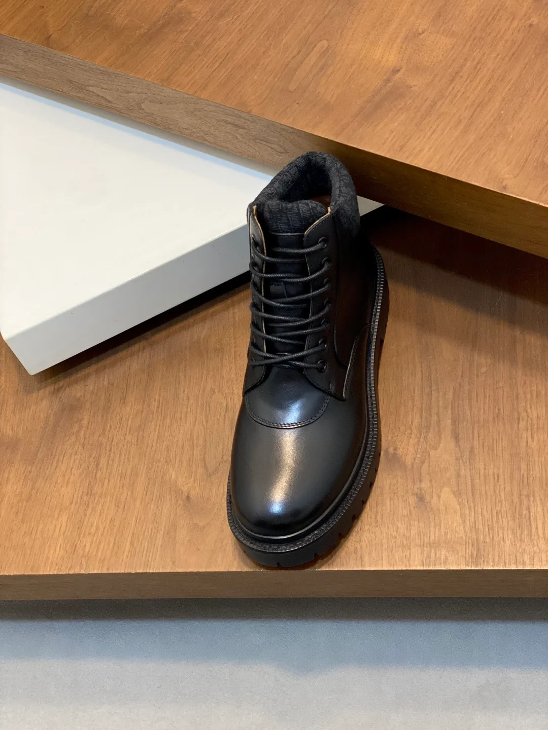 [DIOR] Top P: 900💰 Size: 39-44 (38.45. Can be customized) 2025ss Dior Dio* - autumn and winter luxury men's mid-top short boots, purely handmade, both inside and outside are imported first-layer cowhide, high-end quality and exquisite craftsmanship. Original TPU combination outsole. Wear a noble gentleman's taste. The best last type has been carefully debugged. Comfortable.